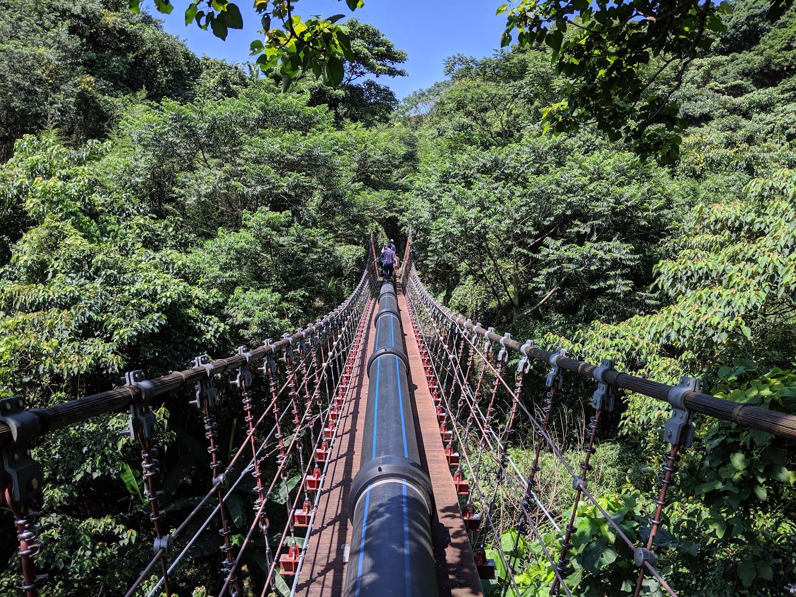 白冷圳矮山支線過水吊橋橋面水管與扶手近拍