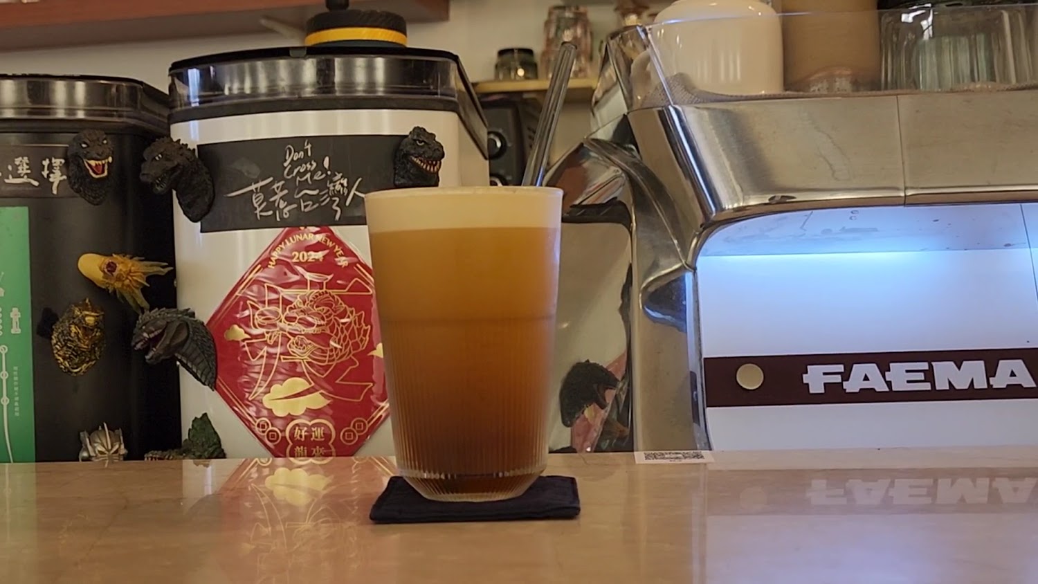 奶蓋飲品與吧台哥吉拉模型裝飾
