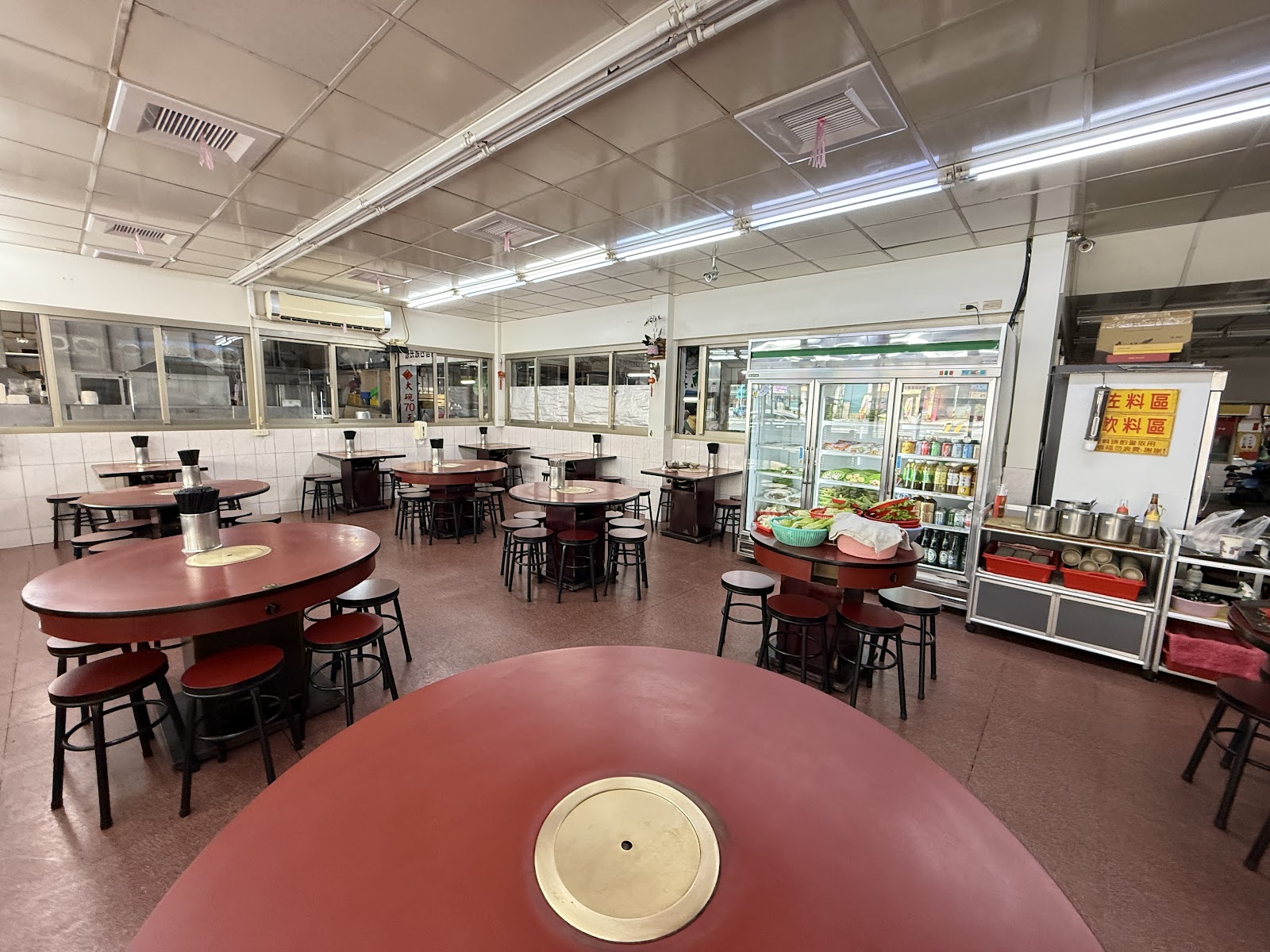 市場內火鍋店室內用餐區，圓桌座位乾淨明亮