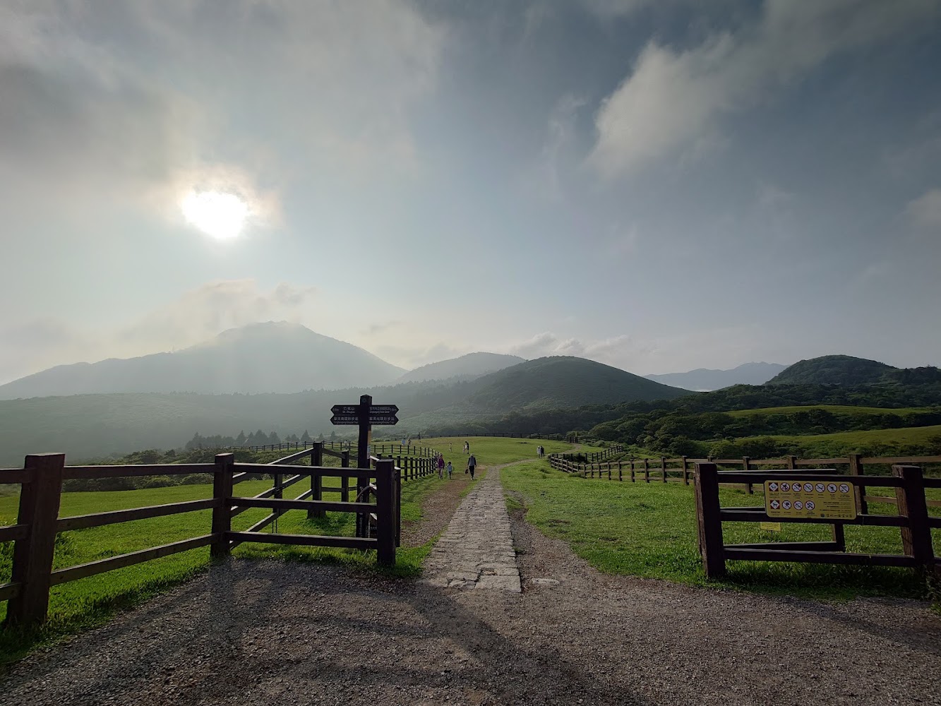 擎天崗木欄杆步道與山景