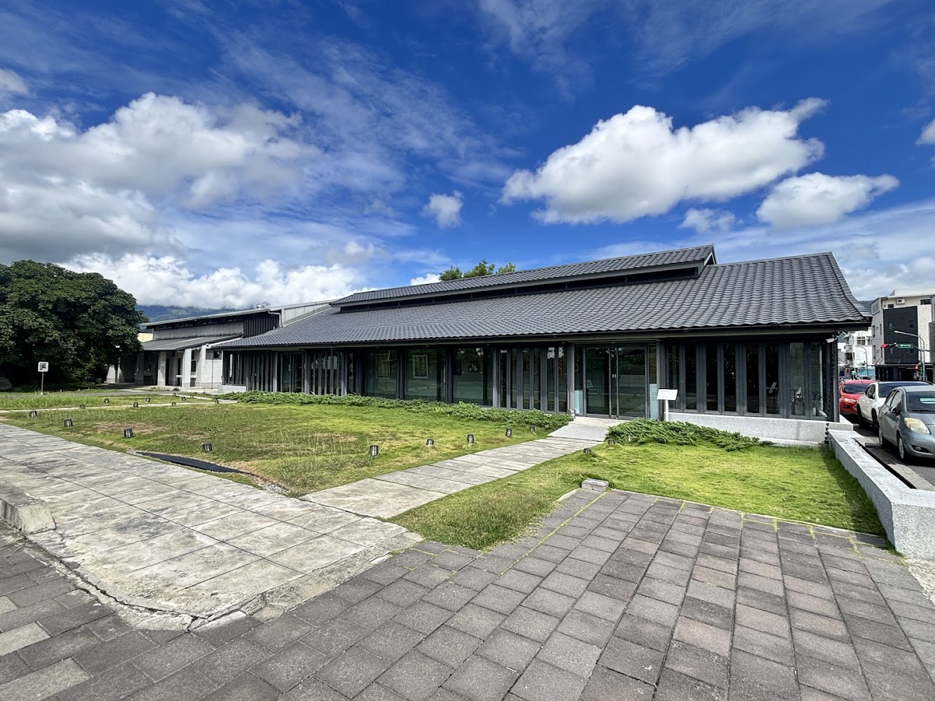 池上穀倉藝術館外觀與草地步道