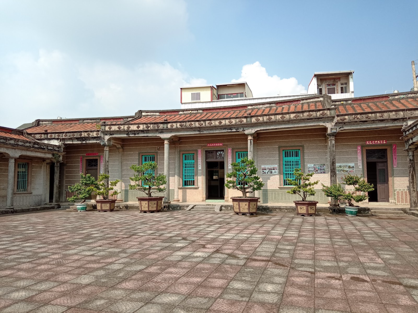 高雄大寮吳家古厝閩式建築外觀紅瓦屋頂