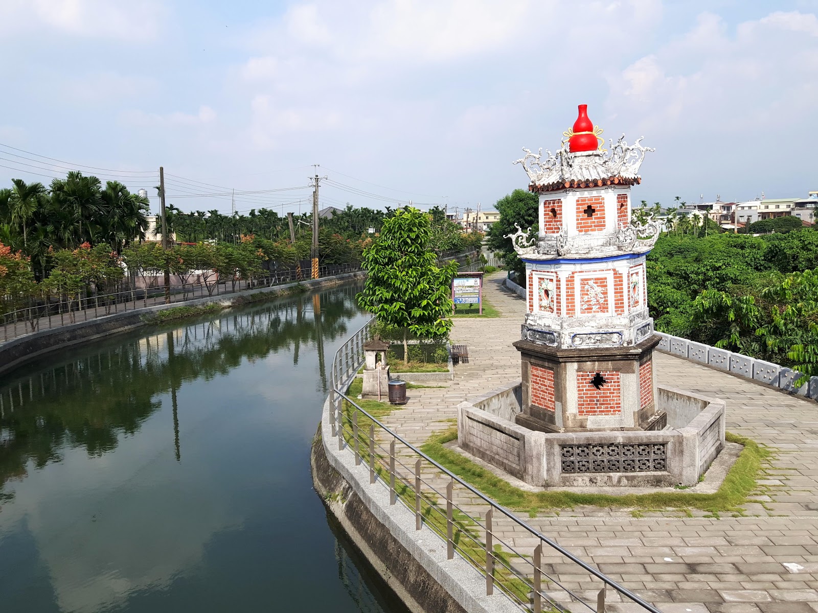 糶糴村達達港敬字亭全景，古水道與紅磚塔身倒映