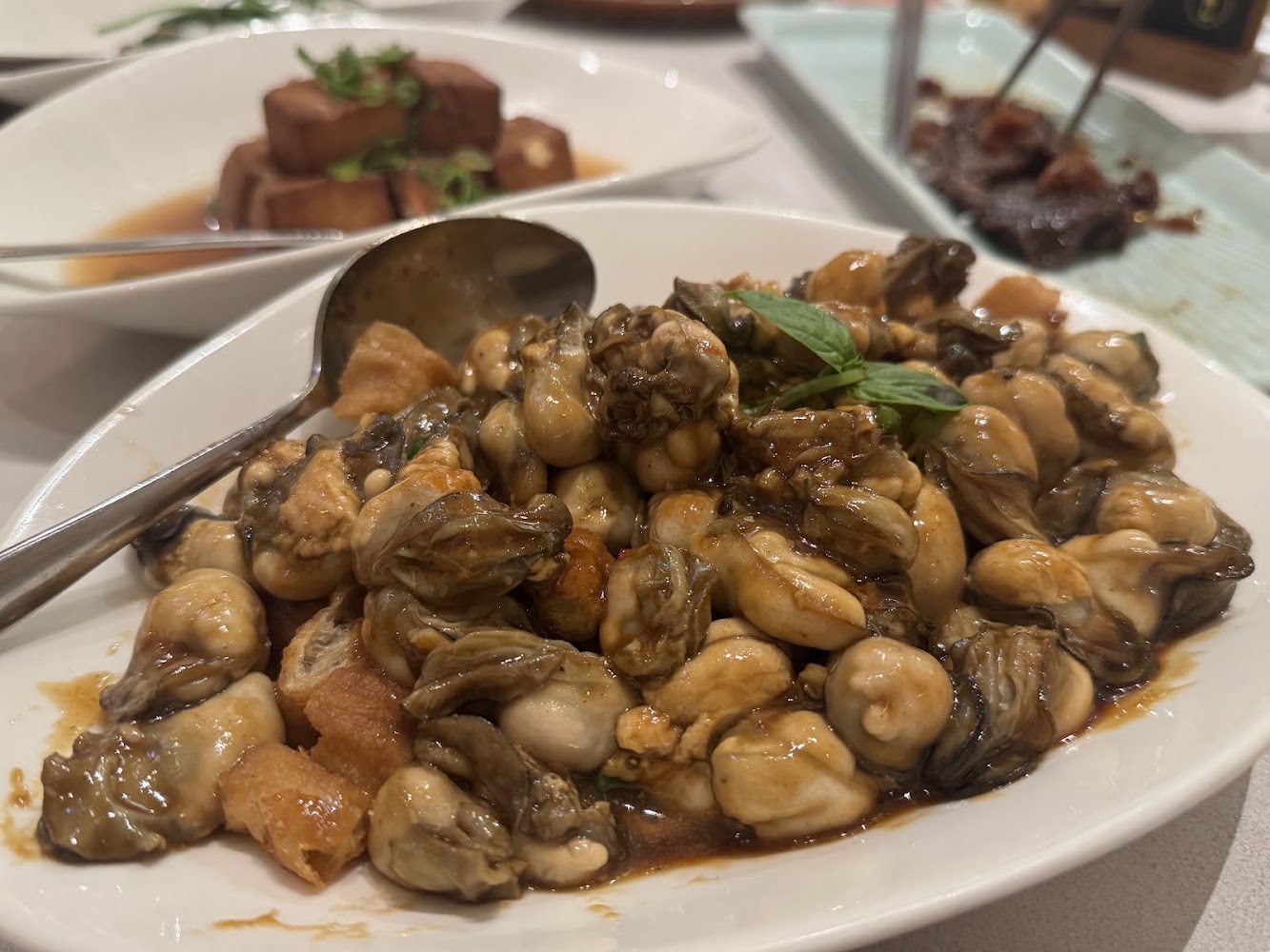 蚵仔熱炒搭配九層塔呈現台式香氣
