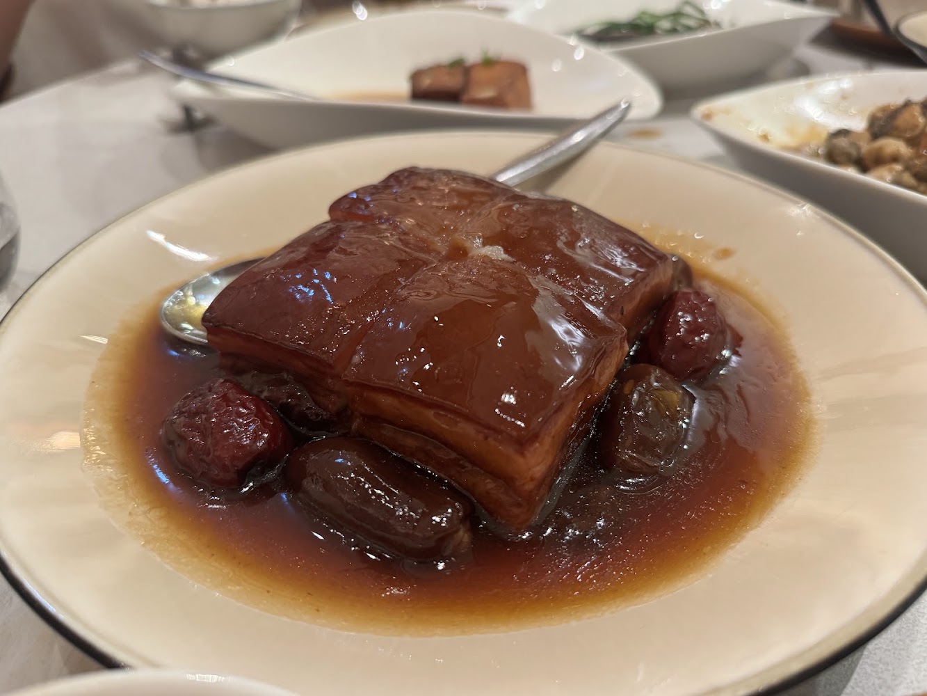 紅燒肉料理油亮誘人,搭配紅棗與濃郁醬汁
