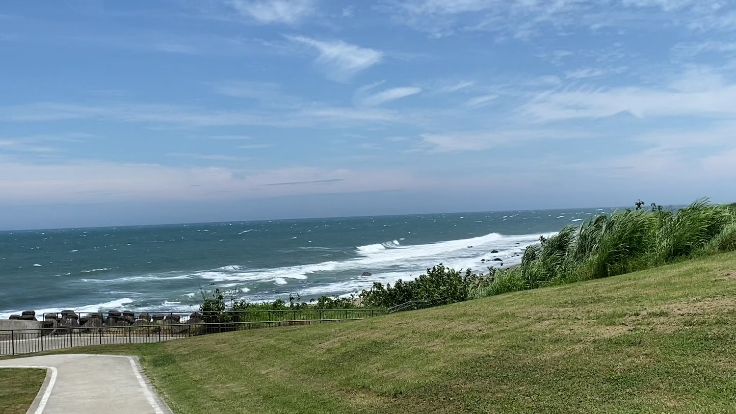台2乙自行車道藍天白雲與海岸草地風景