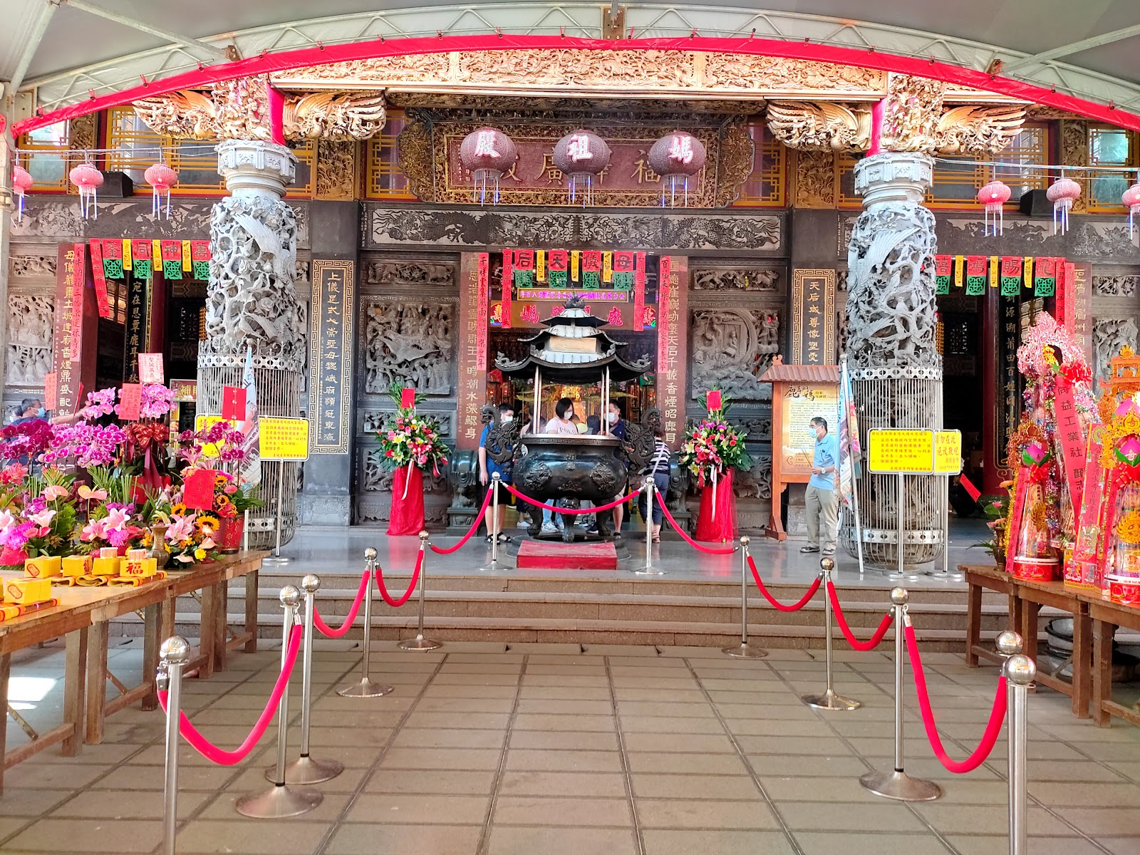 聖母廟正殿內景