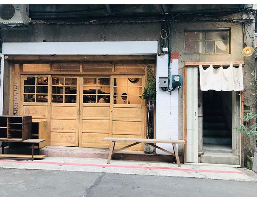 舊目立屋傳統木造老屋拉門式店面深咖啡色木框玻璃長凳