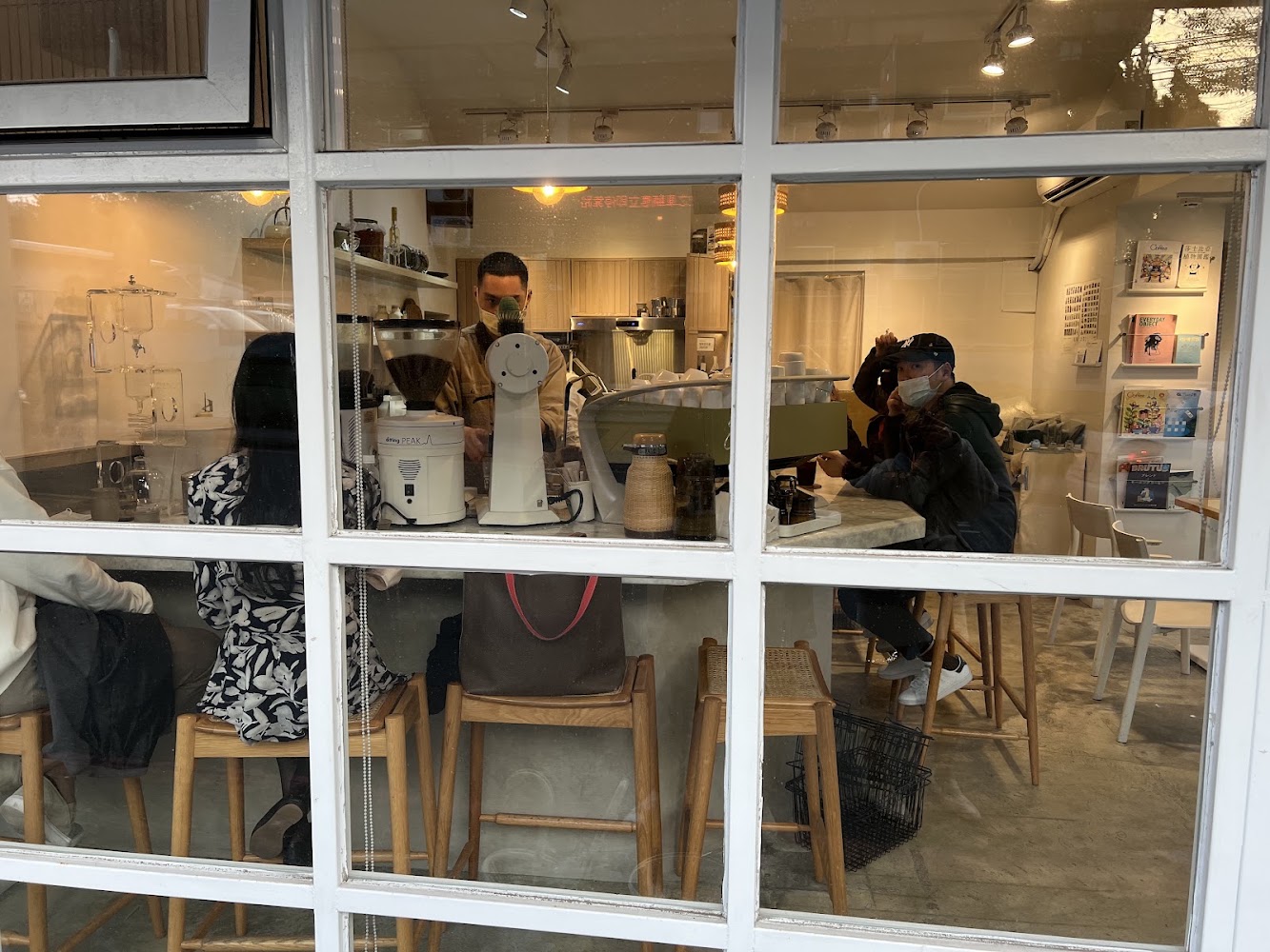 有明心店內吧台與咖啡設備