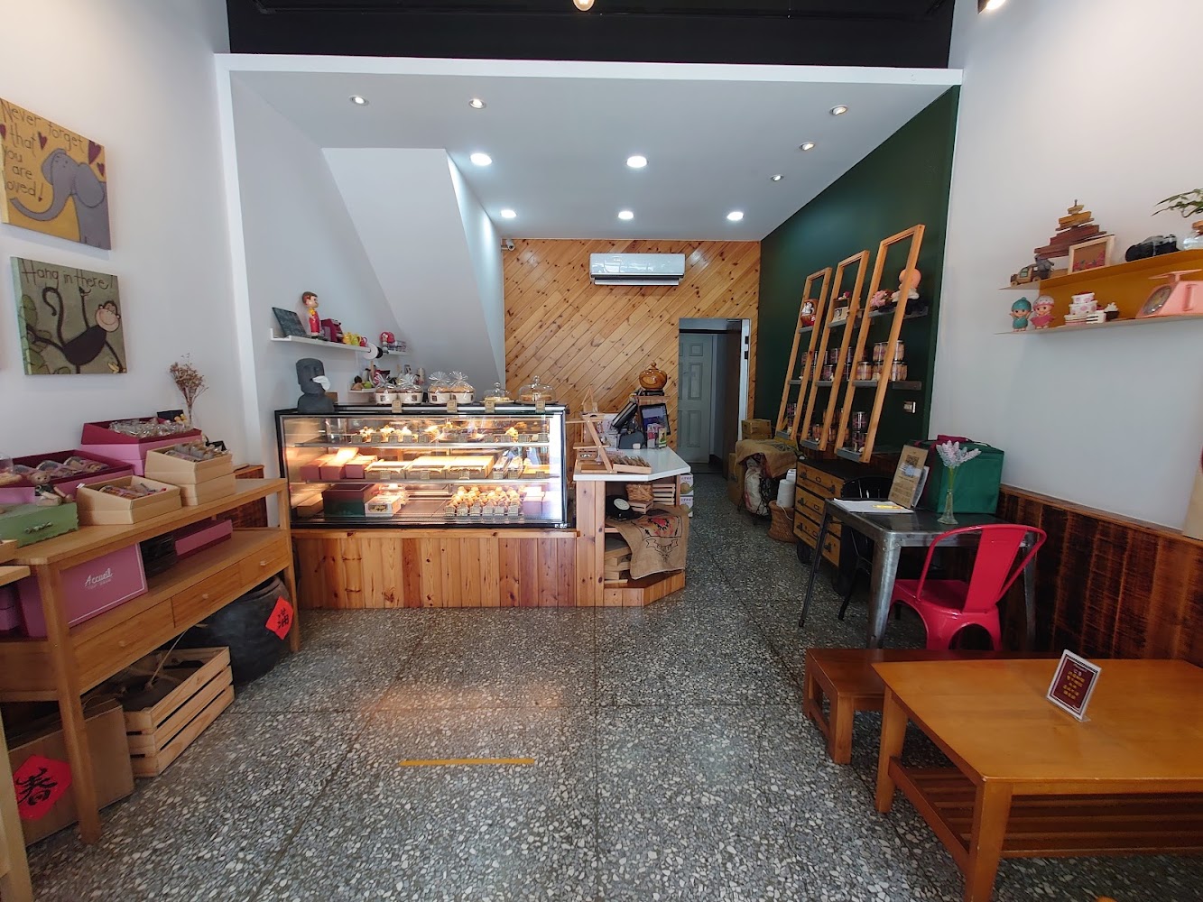 艾格伊店內空間,中央展示櫃與木質貨架營造溫暖感
