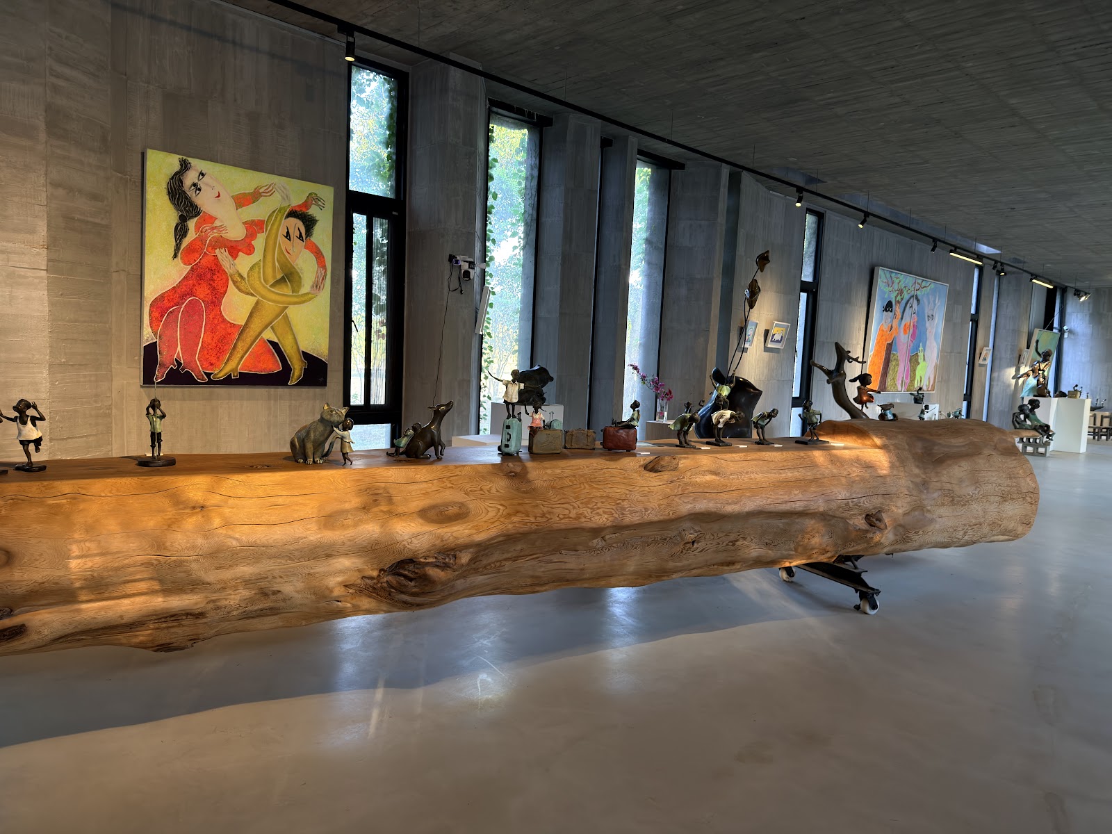 余燈銓美術館室內原木展示長桌與銅雕作品