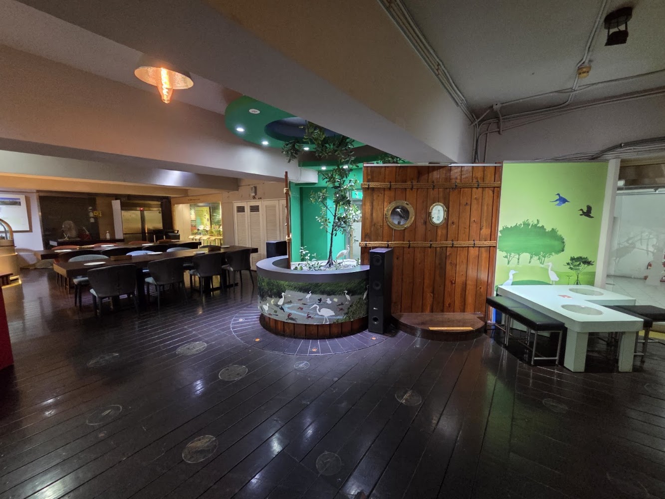 館內用餐區與圓形水池造景