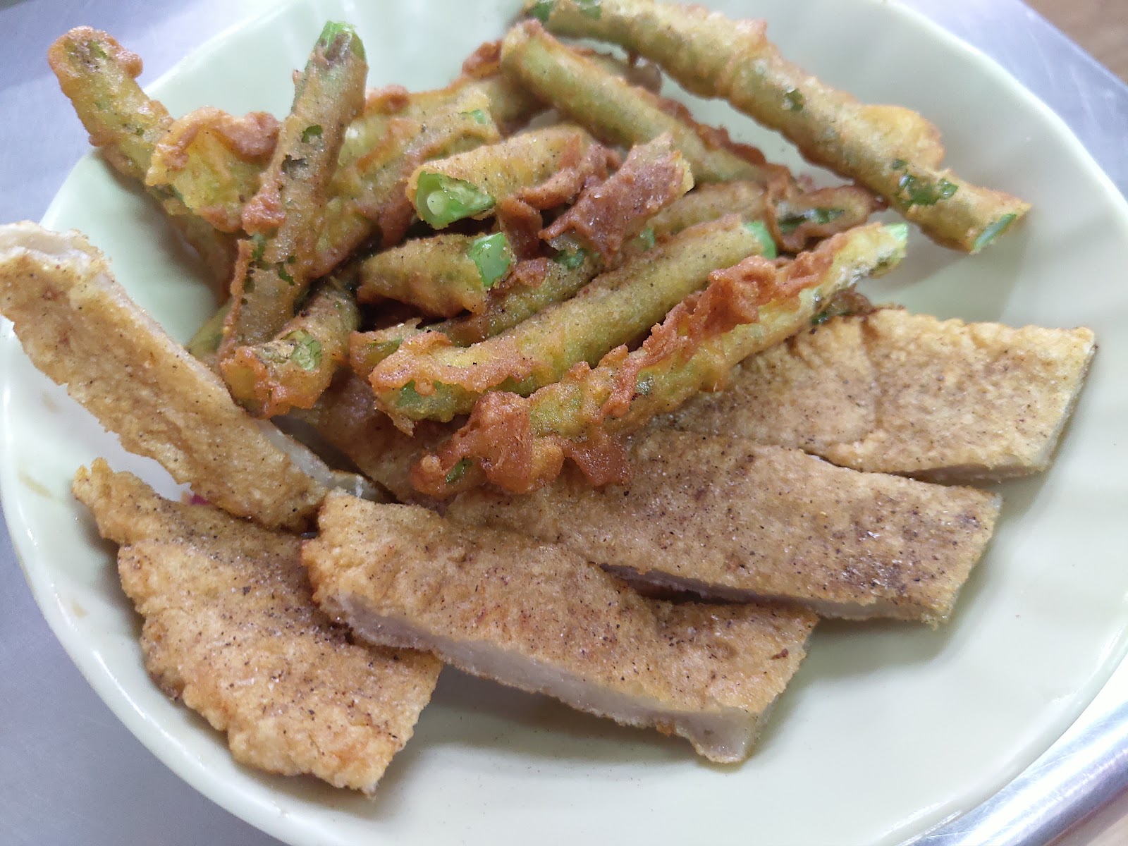 舊城傳統美食五十年老店炸物拼盤特寫