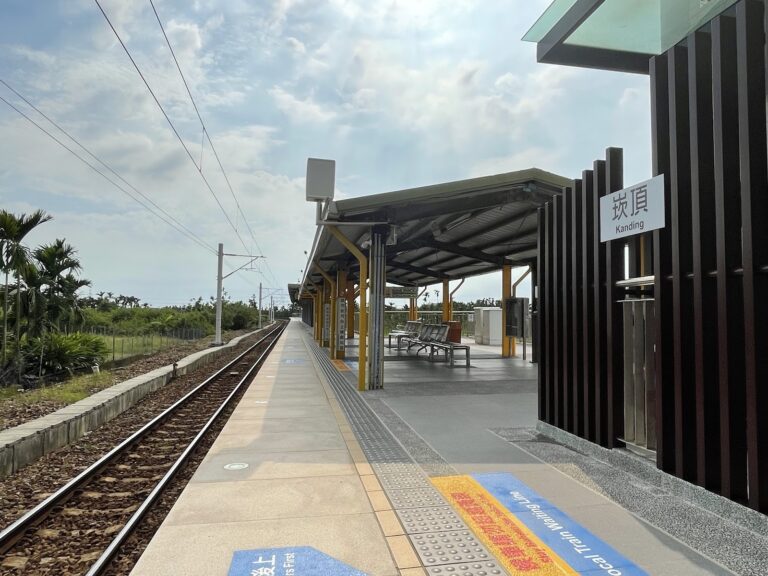崁頂車站月台與Kanding站牌