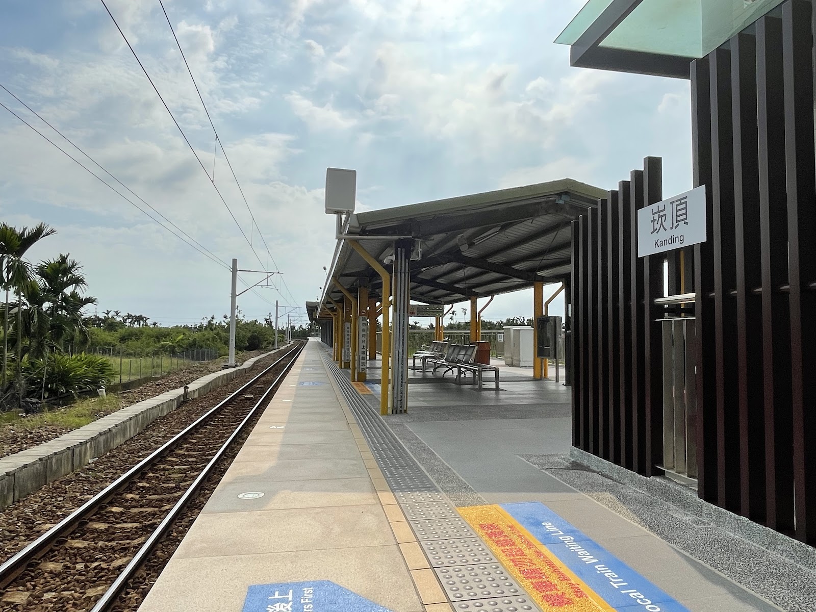 崁頂車站月台與Kanding站牌