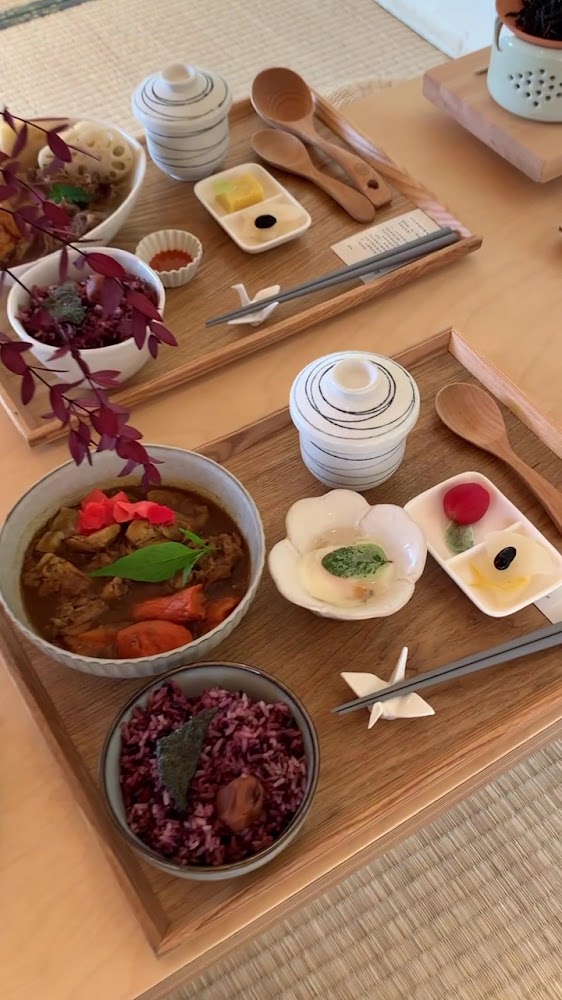 透明空氣創意和食日式套餐含紫米飯與小菜