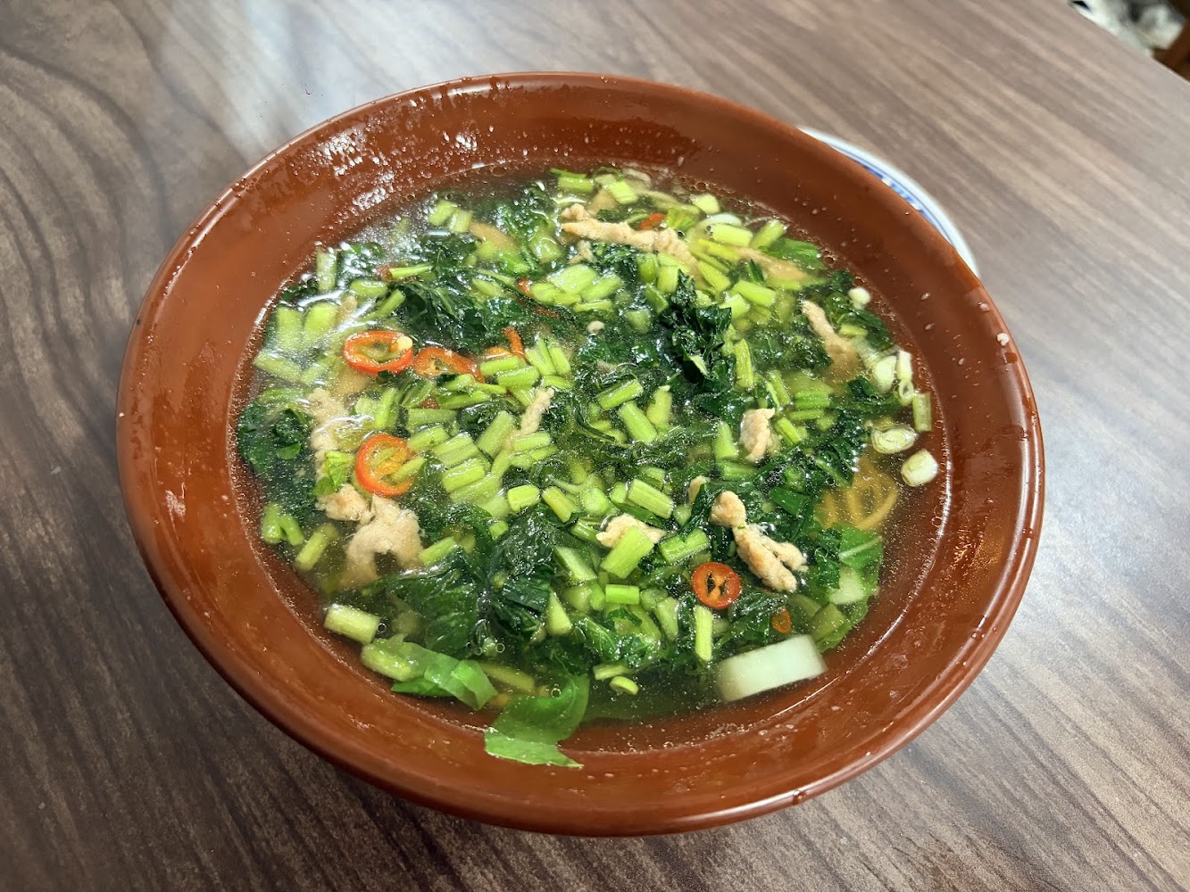 熱騰騰湯麵與肉絲蔬菜