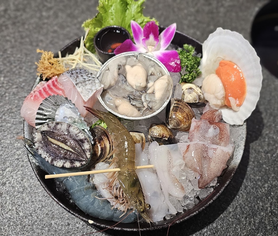 海鮮拼盤包含生蠔蝦鮮魚片章魚干貝與貝類