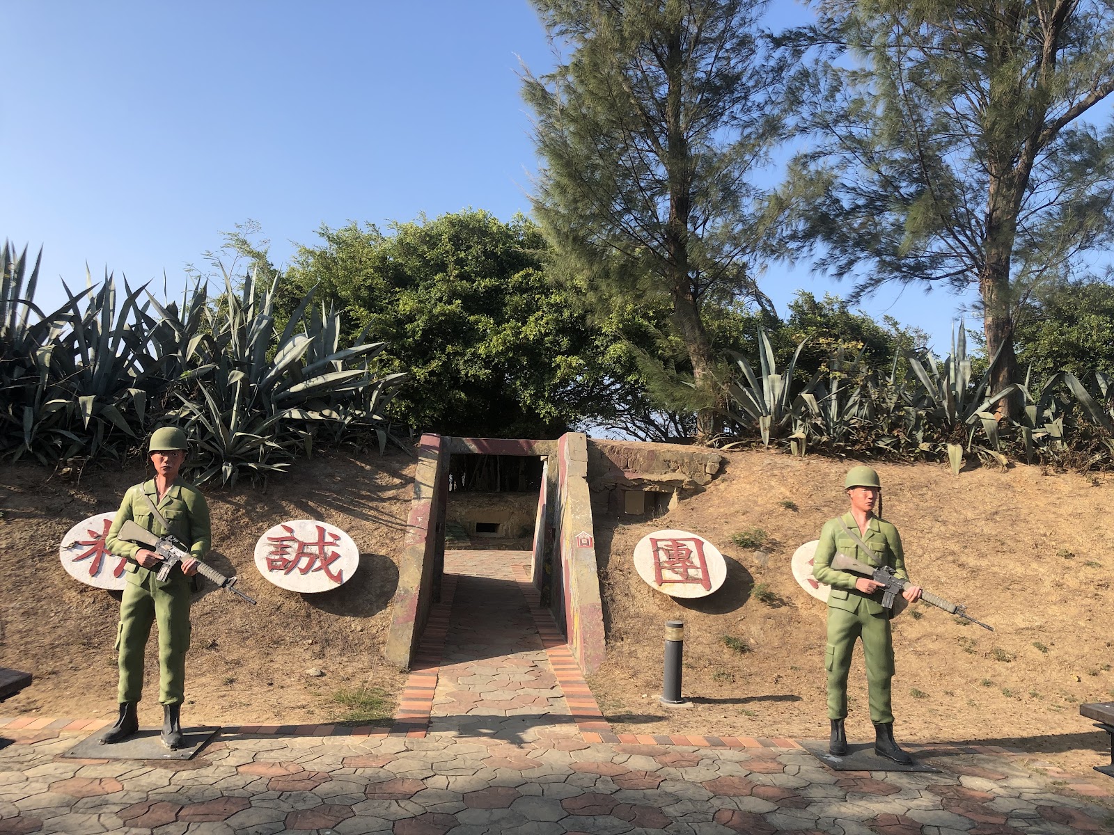 貓公石濱海休憩區入口，兩座軍人塑像與坑道式通道，寫著精誠團結字樣