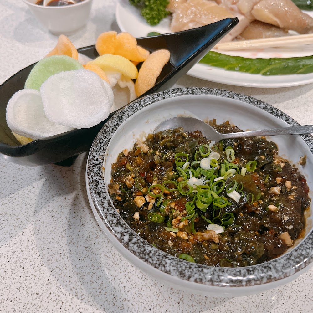 黑嘿嘿風格小菜搭配蝦餅與白切雞