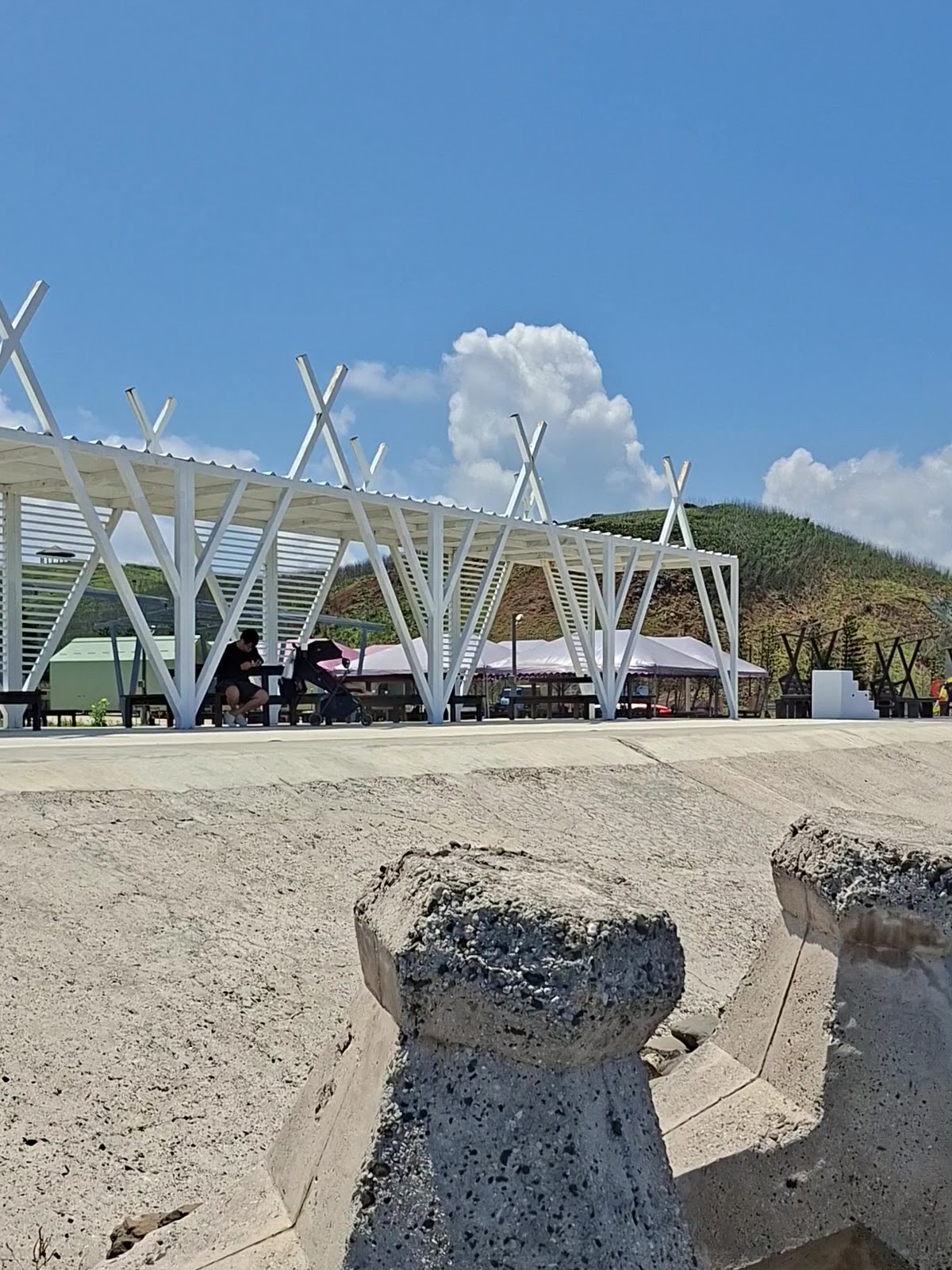 員貝樂營旁以傘狀玄武岩石柱堆疊而成的裝置造景