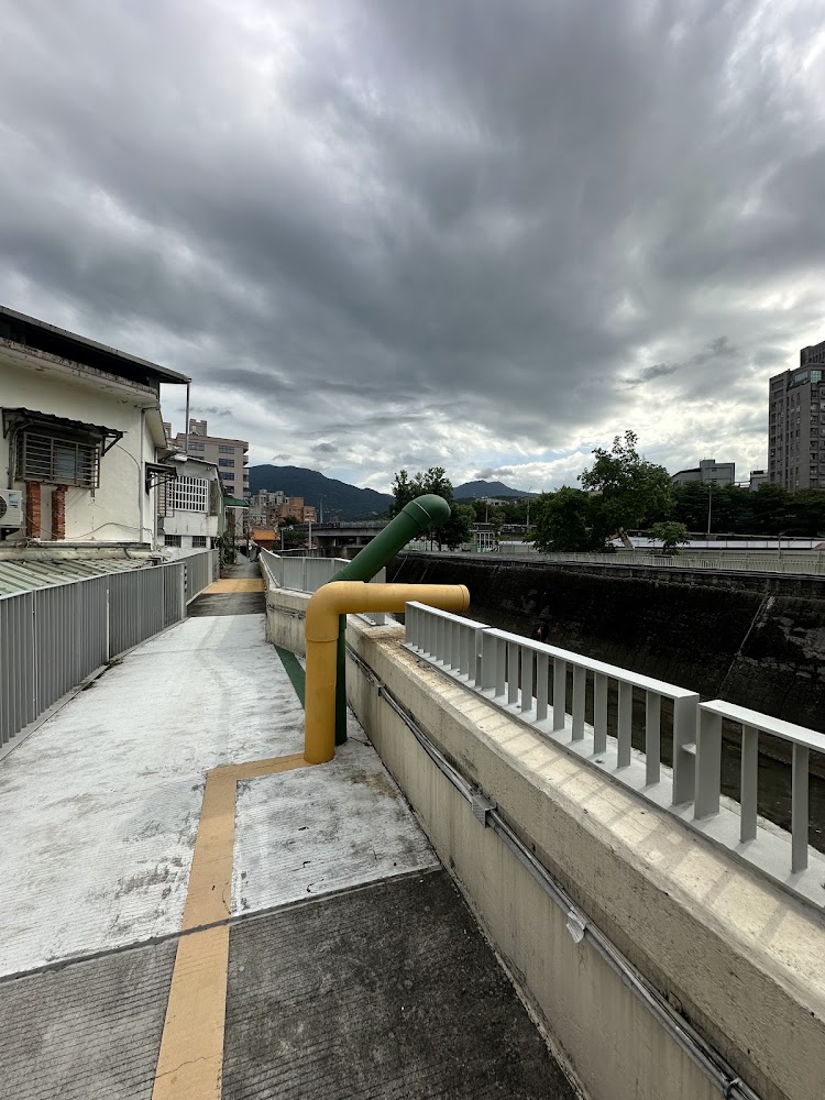 磺港溪下游步道與河岸設施
