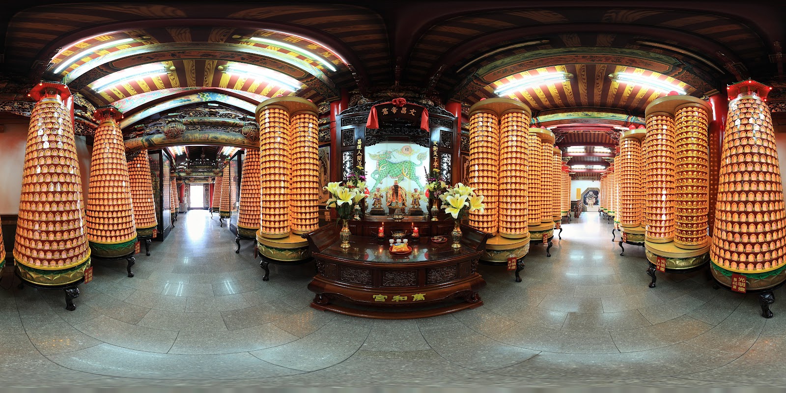 萬和宮殿內360度全景，金色佛燈塔與精緻彩繪屋頂