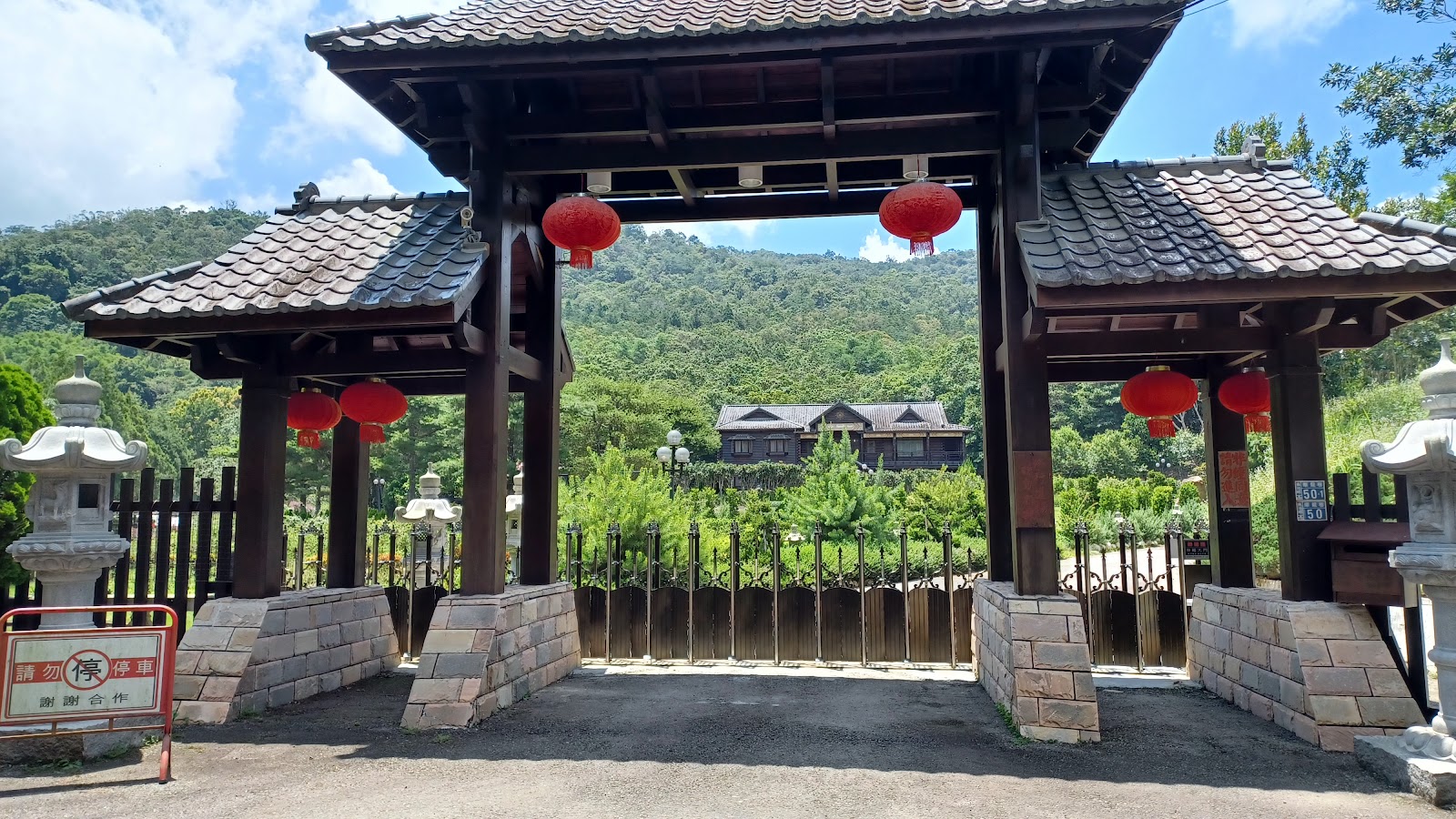東光金線蓮園區木造牌樓入口紅燈籠山景