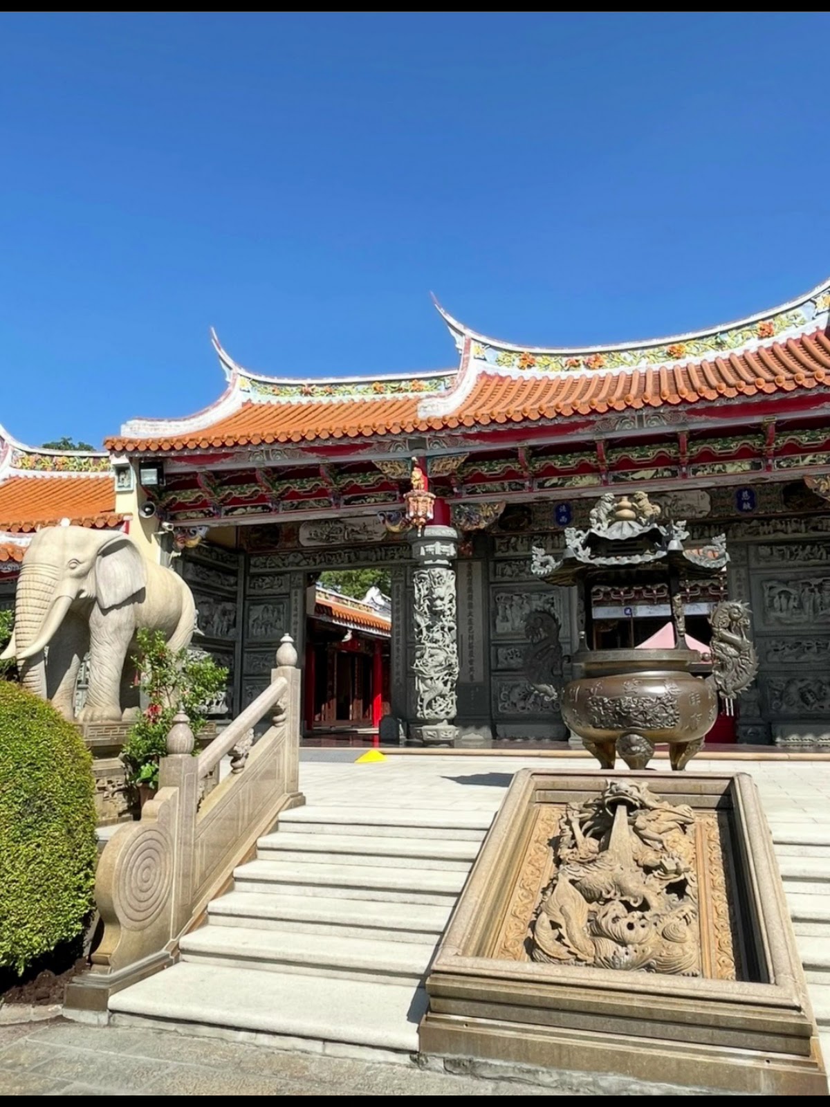 大庄慈雲寺廟埕香爐與紅柱特寫