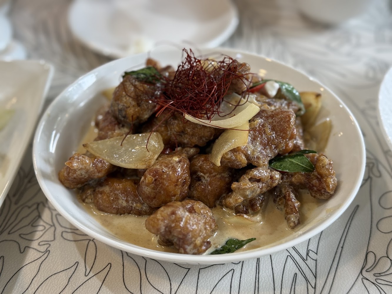 嶼山食光酥炸雞塊與九層塔料理