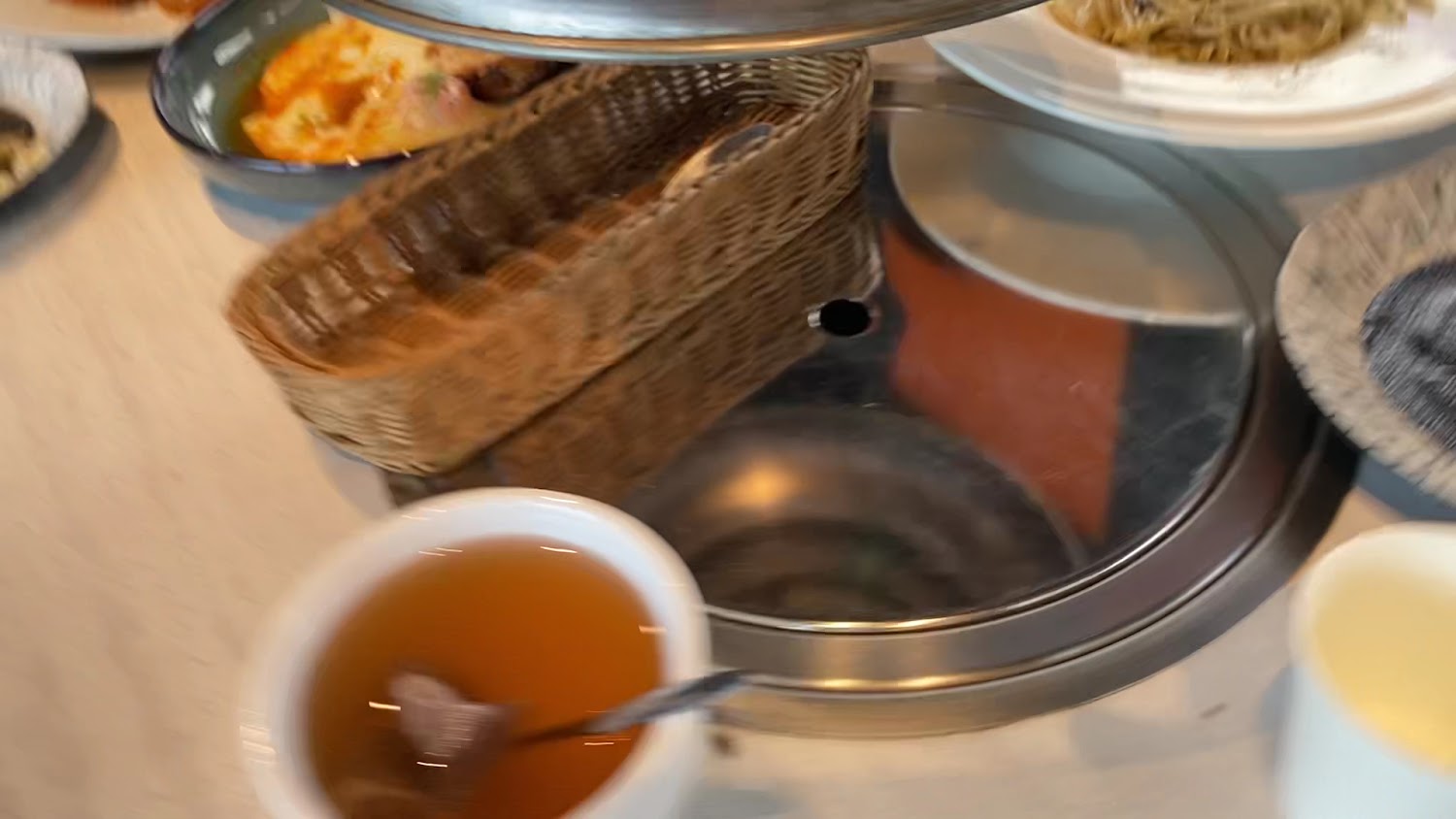 多人聚餐餐桌畫面