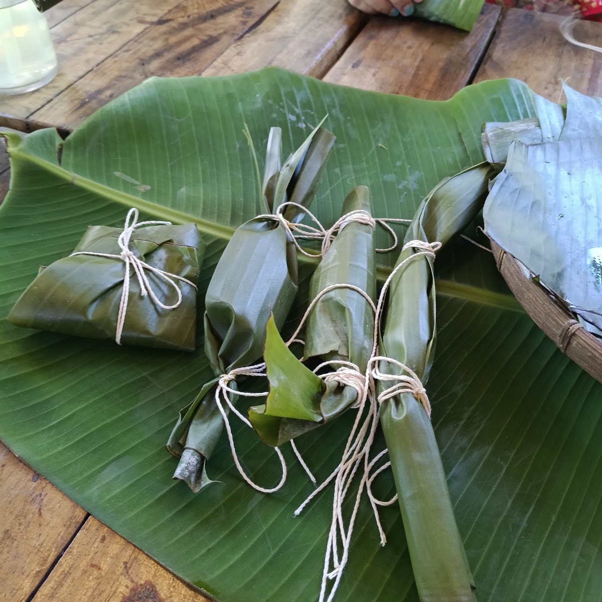 用香蕉葉包裹綑綁食材,準備傳統料理方式