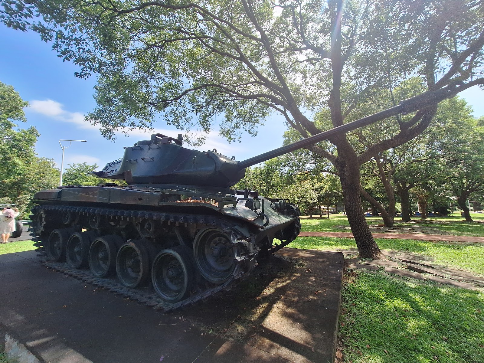 湖南村生態戰車公園M41戰車近照 樹蔭下