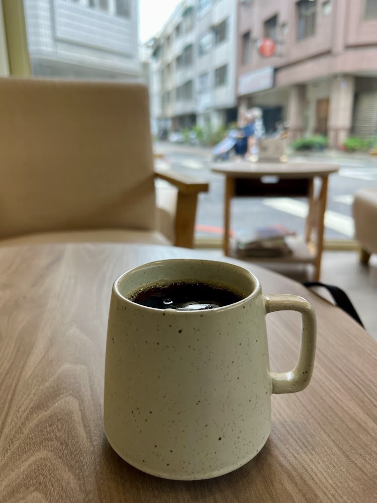浮生咖啡黑咖啡與窗邊座位
