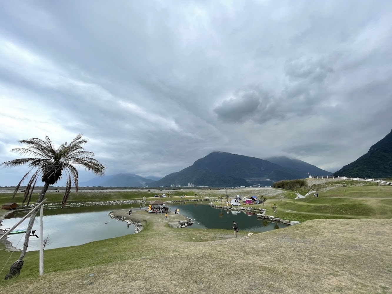崇德瑩農場草地湖泊與帳篷休閒氛圍