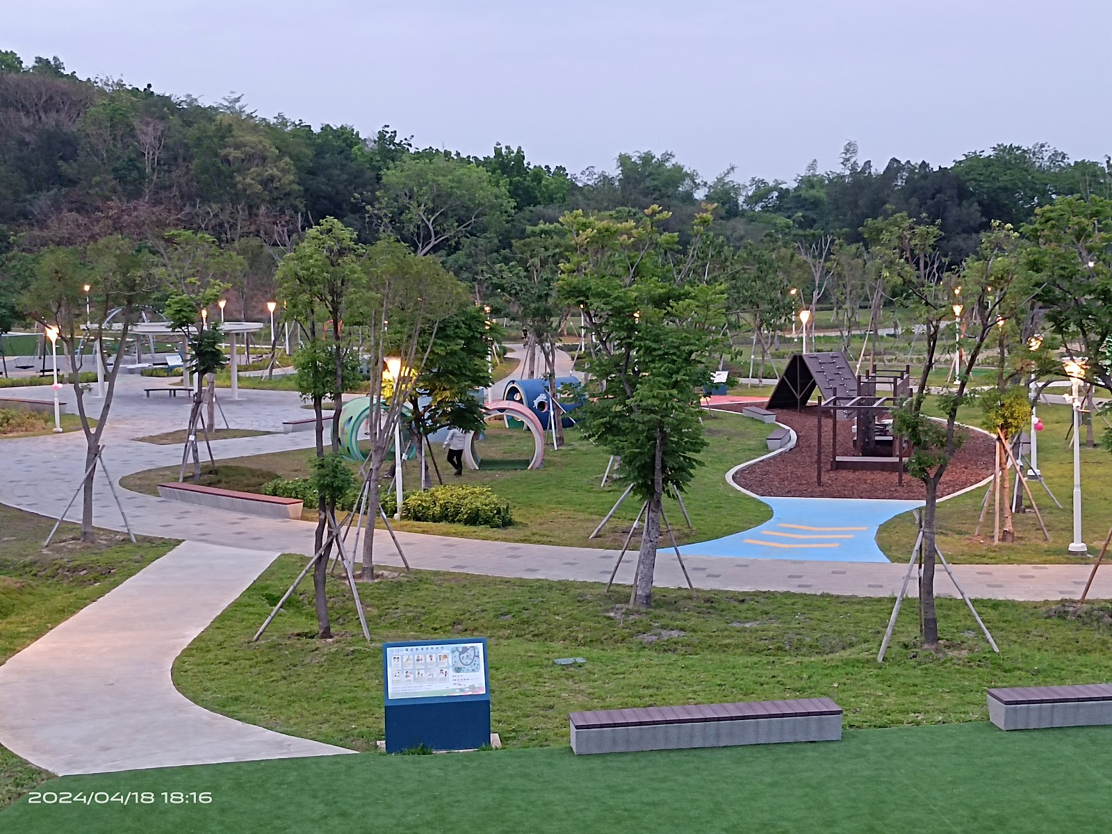 高雄大寮精忠公園傍晚景色步道遊樂設施