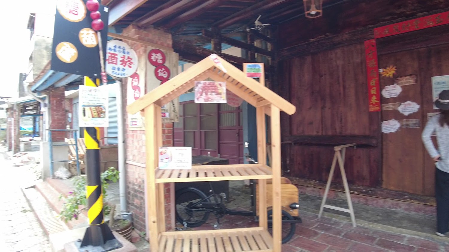 橋南老街巷弄與復古磚牆、木門景觀