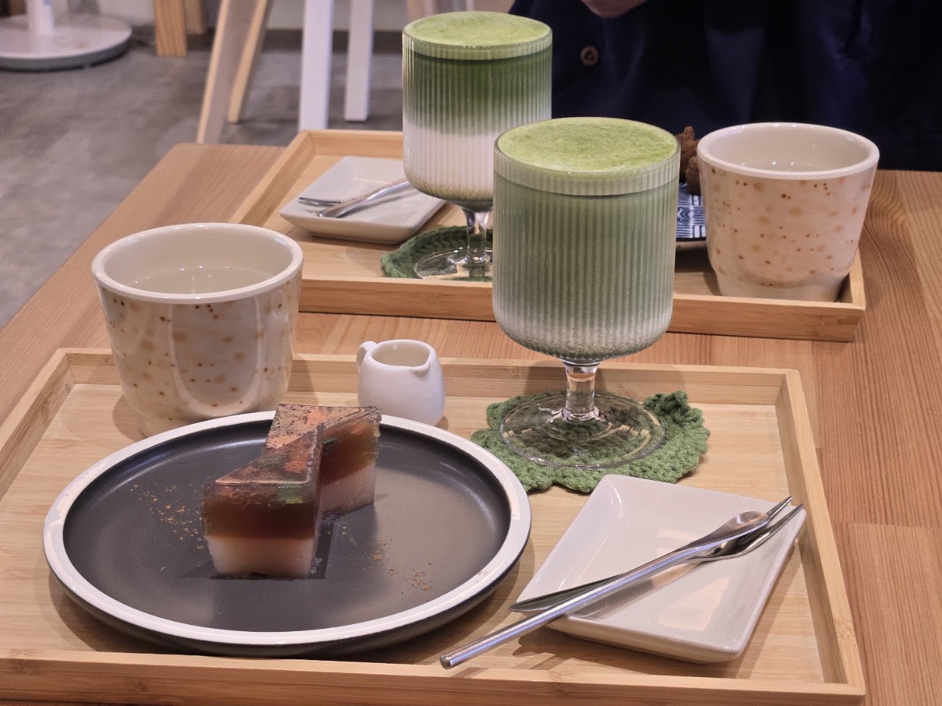 抹茶拿鐵和風甜點與托盤組合