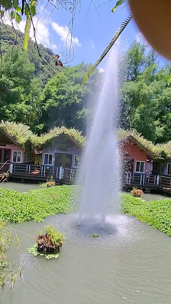 湖泊噴泉與草屋景觀