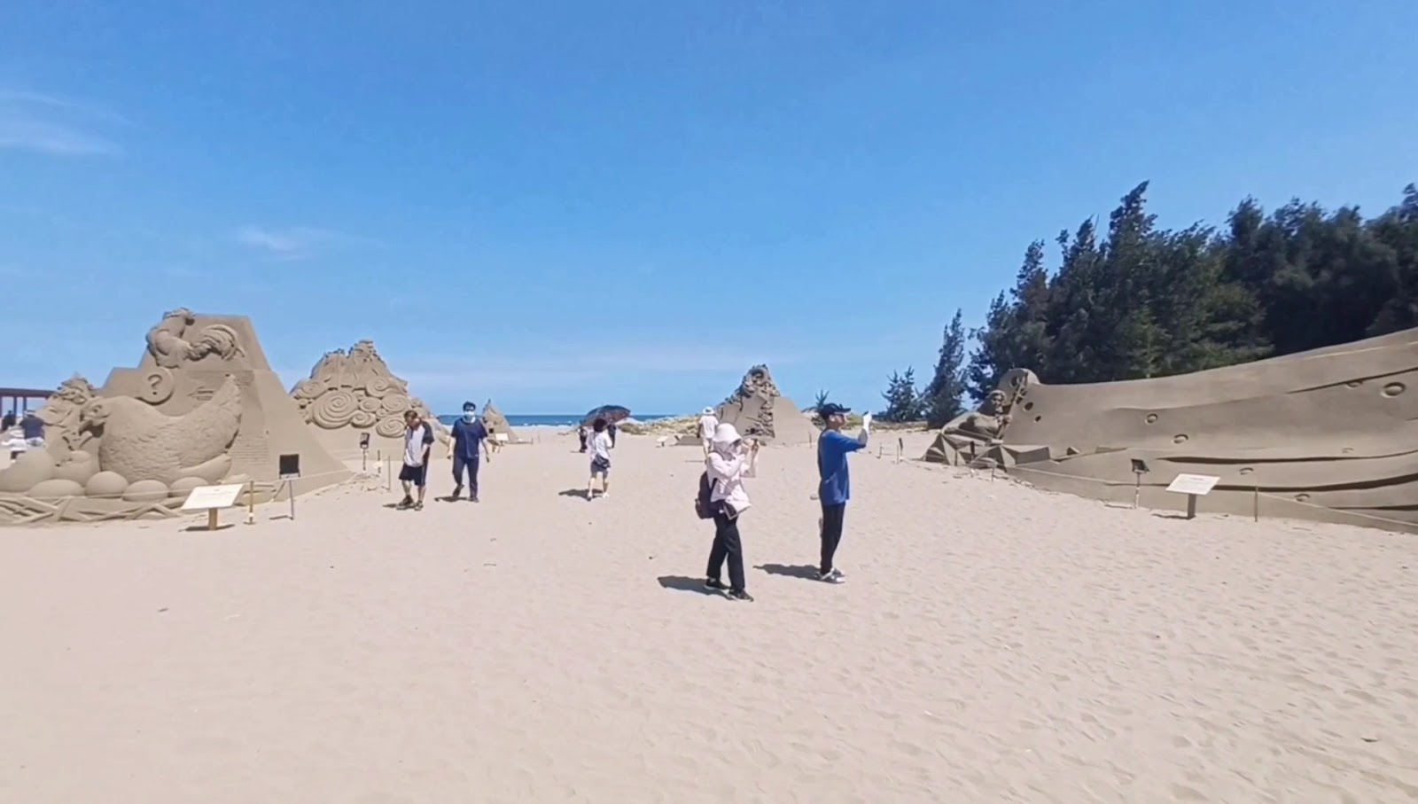 通霄濱海遊憩區沙灘與海岸線景致,夏日午後遊憩區風光
