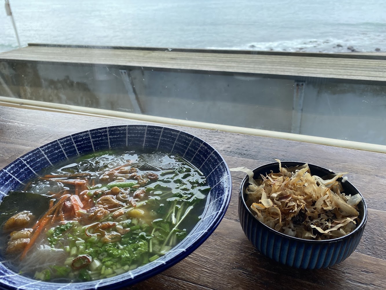 靠北叢山曉海景窗邊湯麵與白飯