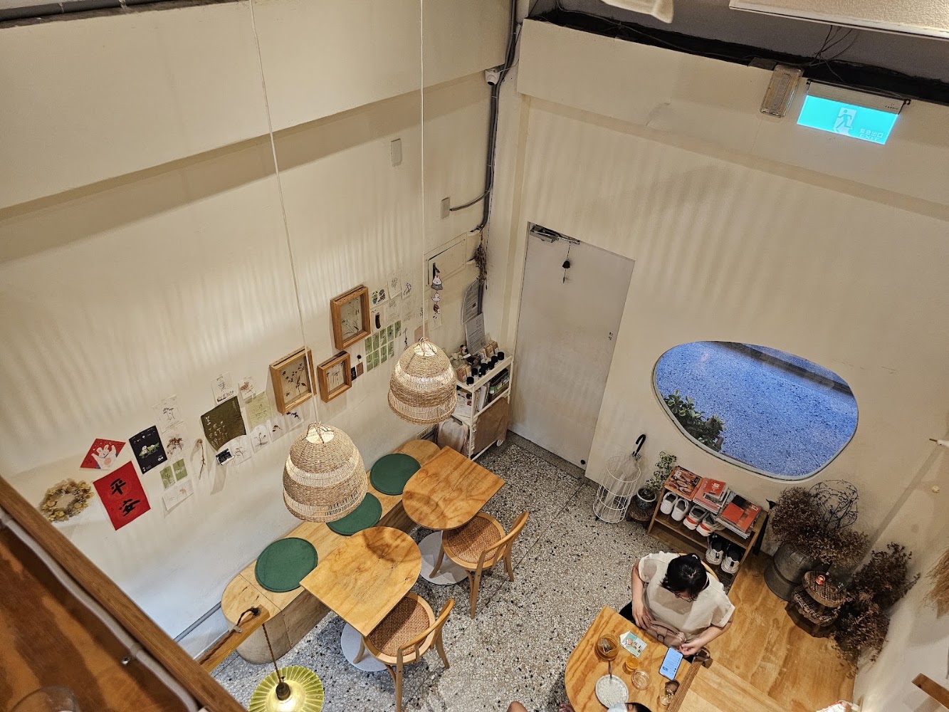木質桌椅與編織吊燈的雅致用餐空間