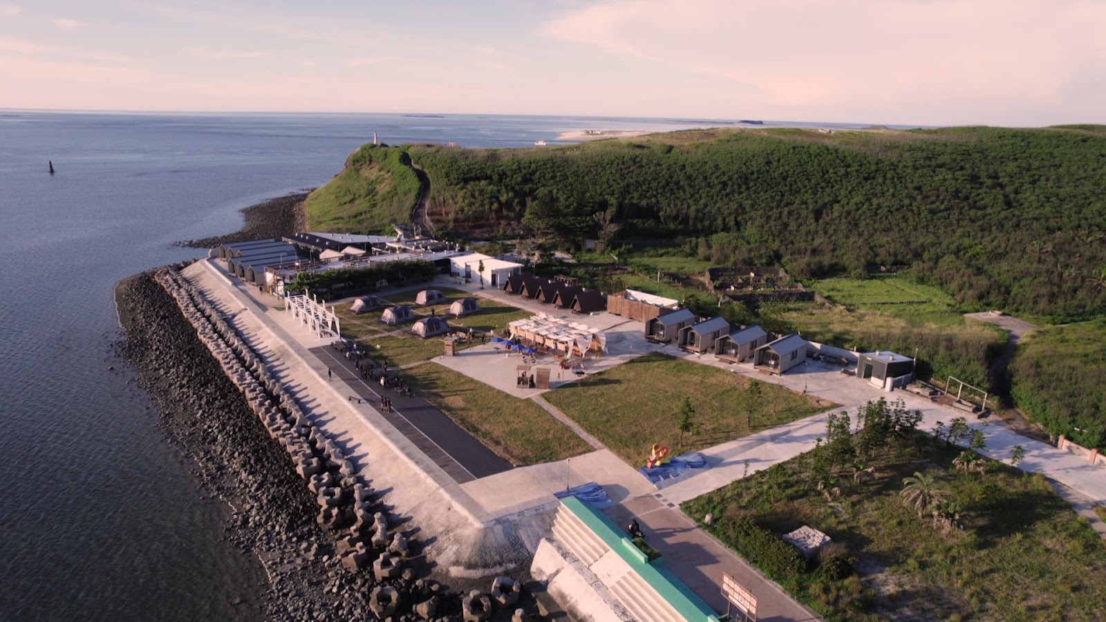 員貝樂營空拍全景，沿海堤而建的草地營區與碧海一覽無遺