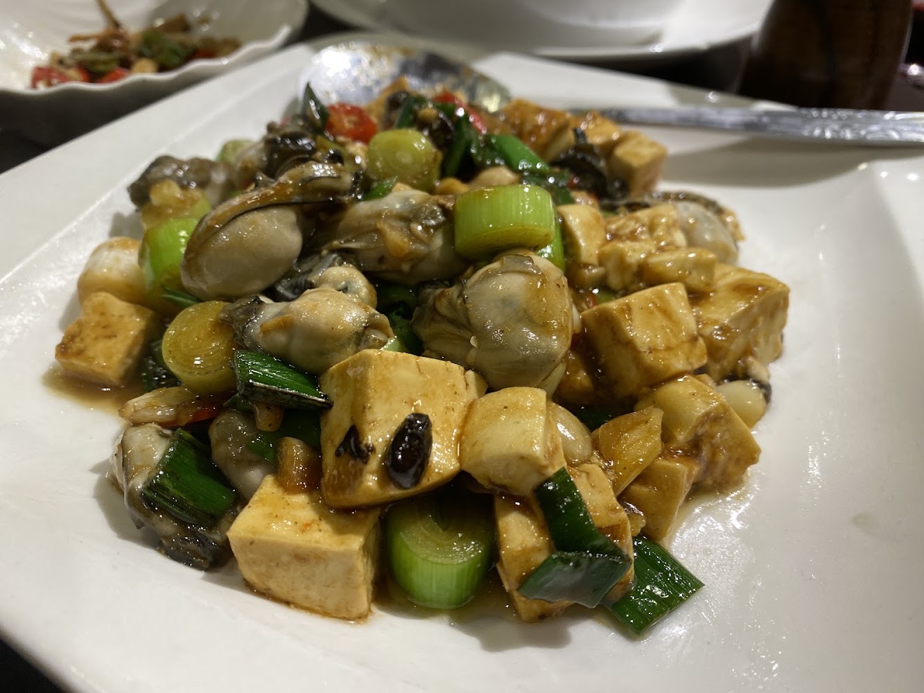 豆腐蚵仔與蔥花熱炒料理