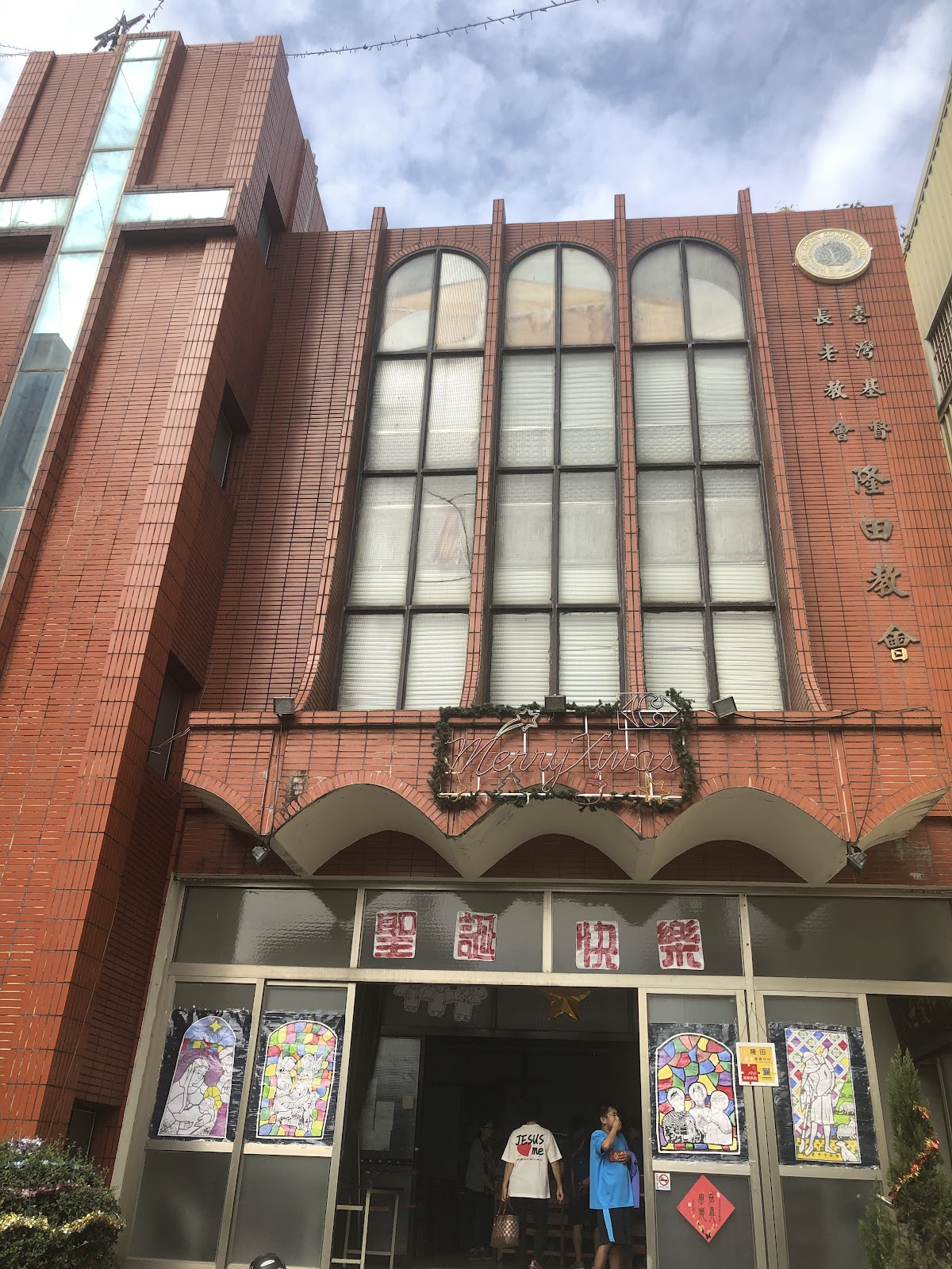 臺灣基督長老教會隆田教會紅磚建築外觀，尖拱窗與十字架