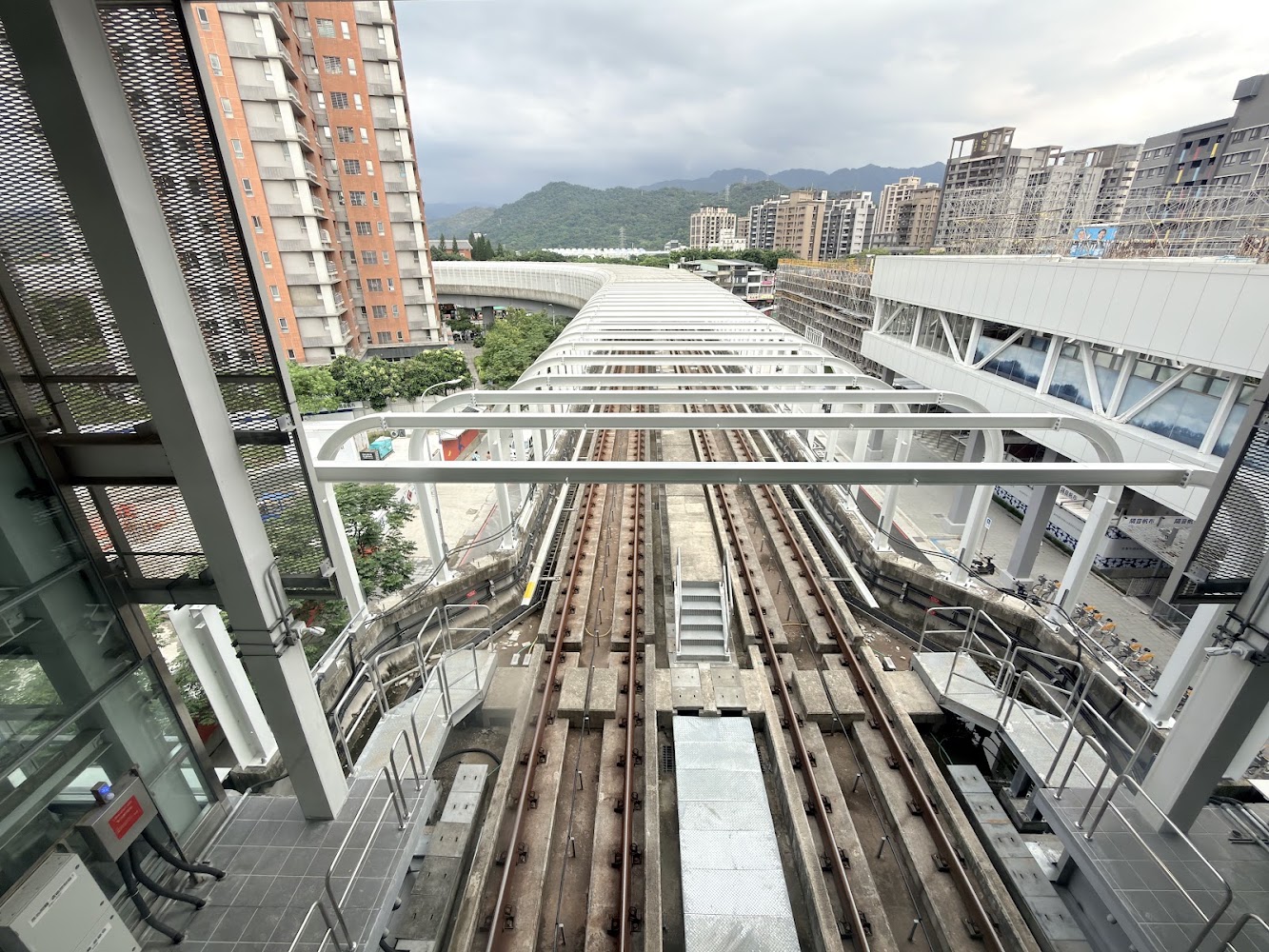 三峽站高架車站外觀與山景城市景色