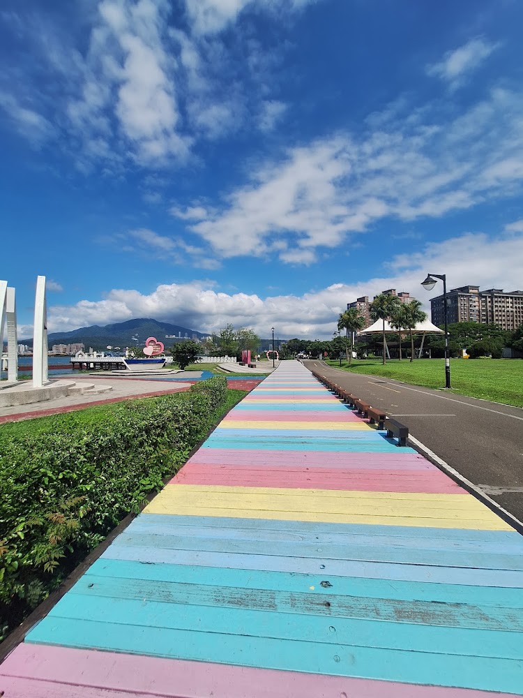 八里左岸公園彩虹木棧道