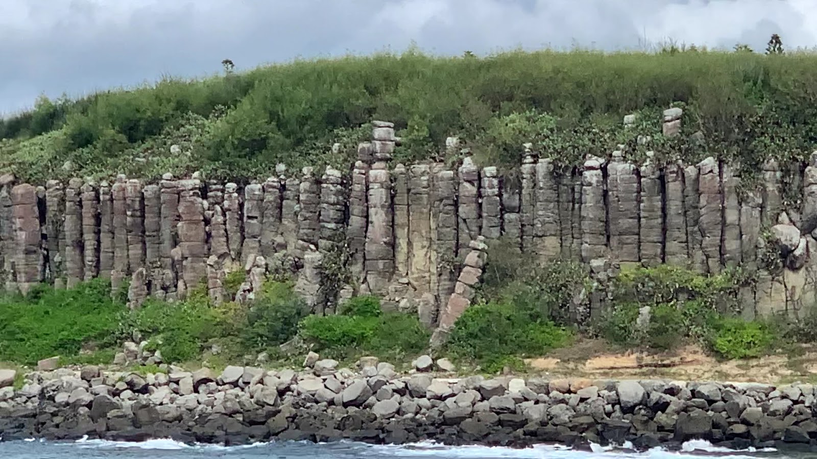 桶盤嶼柱狀玄武岩峭壁近景