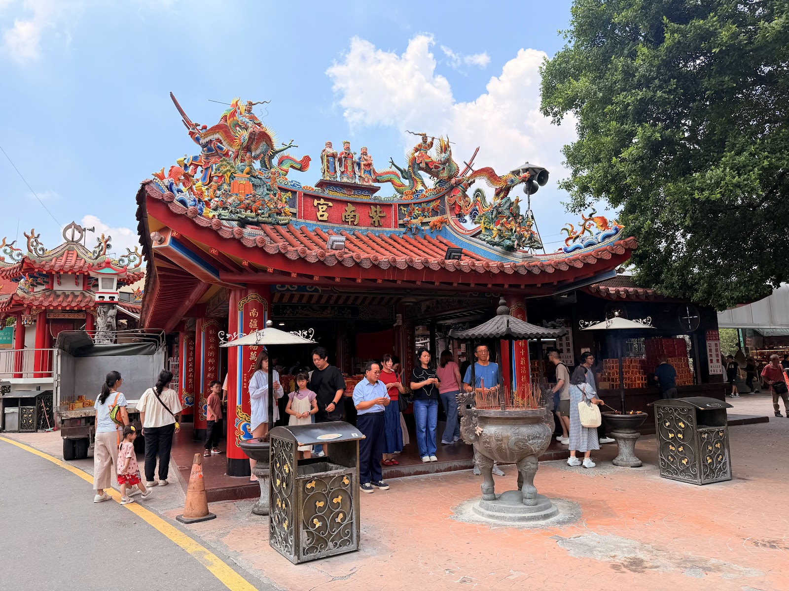 紫南宮廟內焚香景象，煙霧繚繞虔誠的信眾參拜土地公