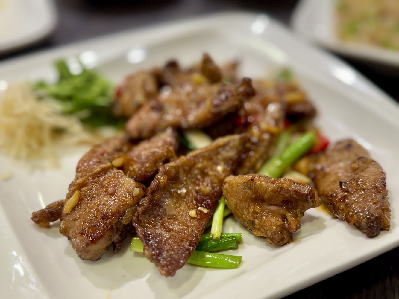 炒牛肉或豬肉片搭配青蔥與辣椒